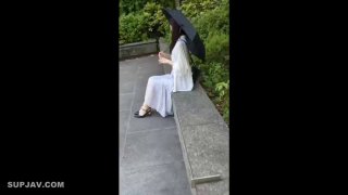 现在流行野外自拍，女主播一边抠穴自慰超淫荡