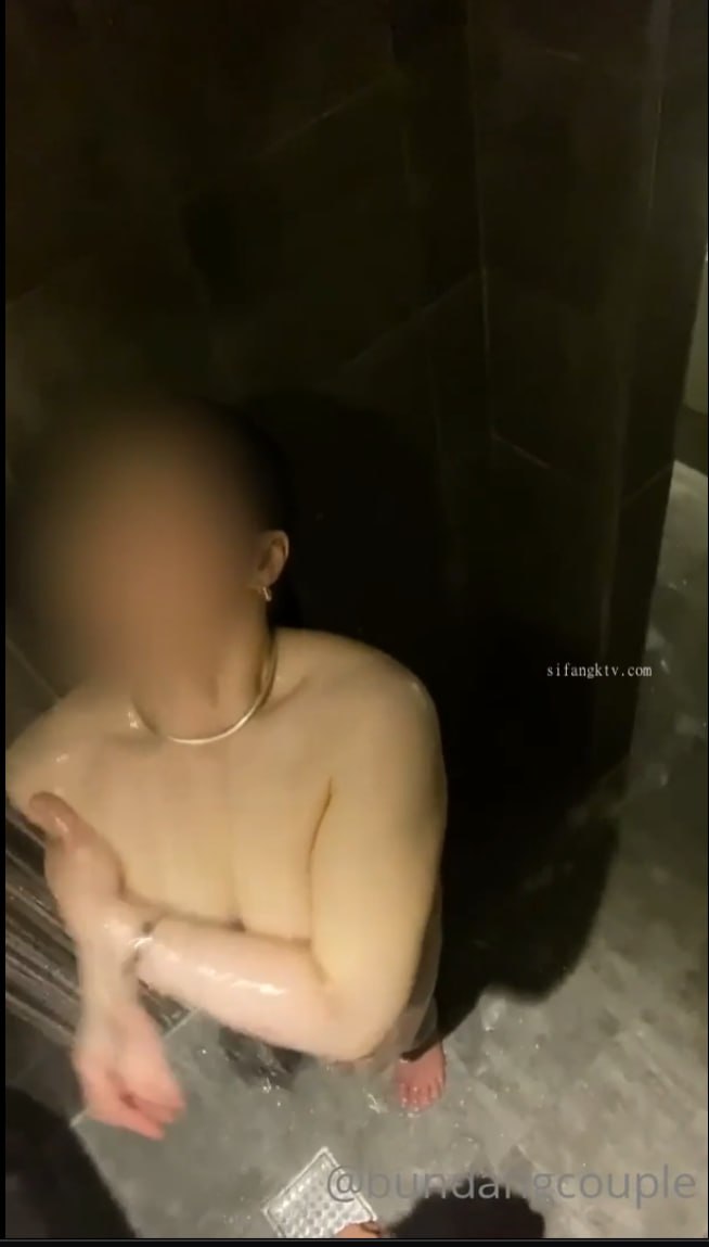 锤子探花，老大带了个钮回宾馆玩，会抽烟酷酷的妹子，你别说还挺好看，不知道怎么征服她